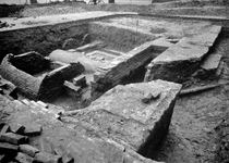 845537 Afbeelding van de bij een opgraving gevonden oude funderingen op de plaats waar het Verzetsmonument (Domplein) ...